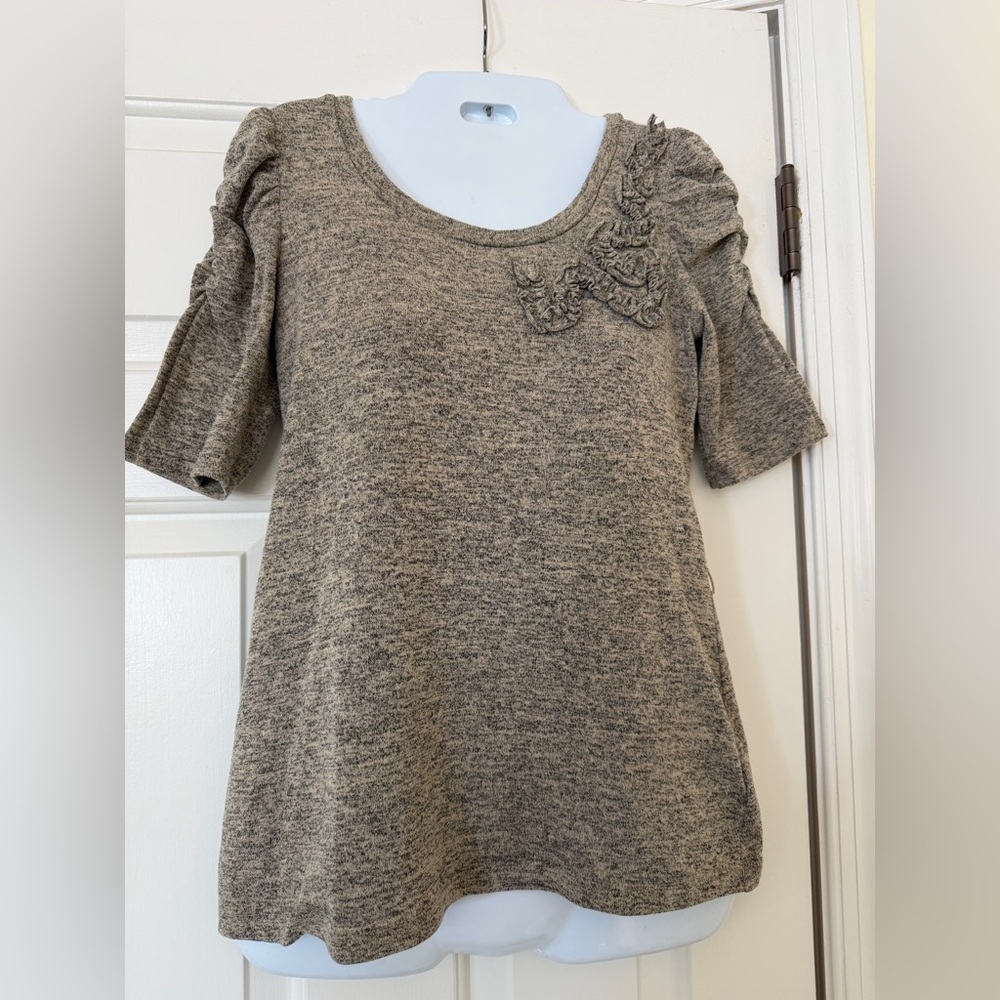 3/4 sleeves Gray Short Sleeve Top with Ruffle Detail